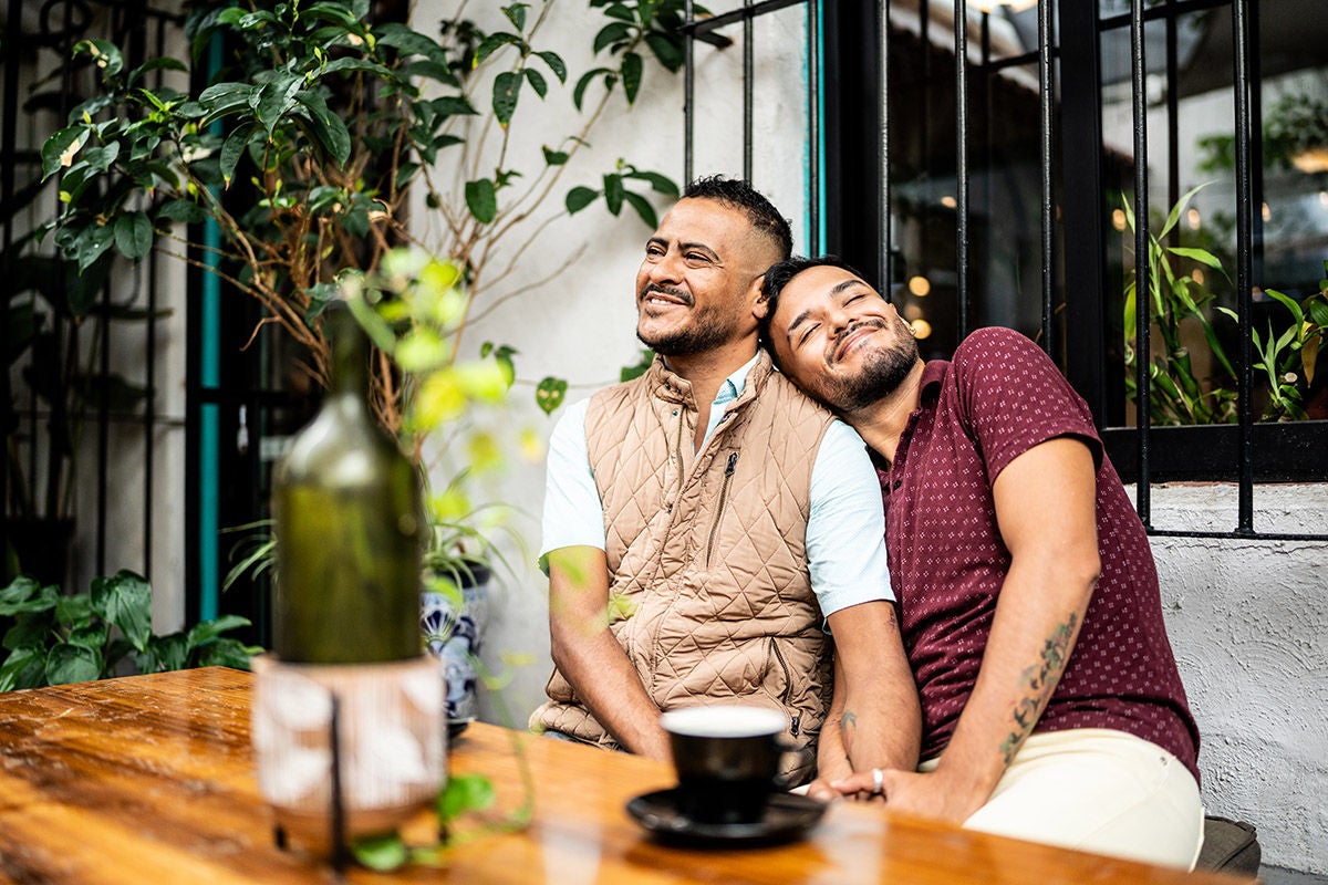 Couple enjoying café lifestyle while managing everyday spending and financial wellbeing