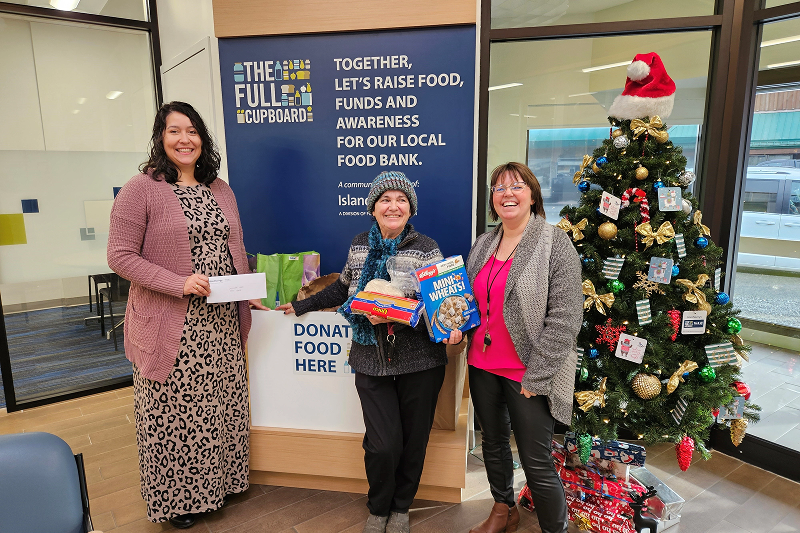 branch employees and members donating to the food bank